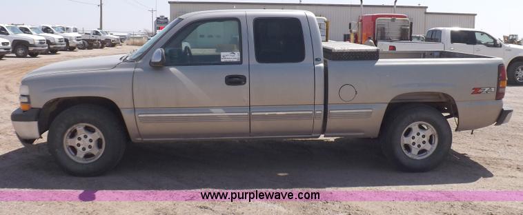 image for item H1945 2002 Chevrolet Silverado 1500 LS Ext. Cab pickup truck