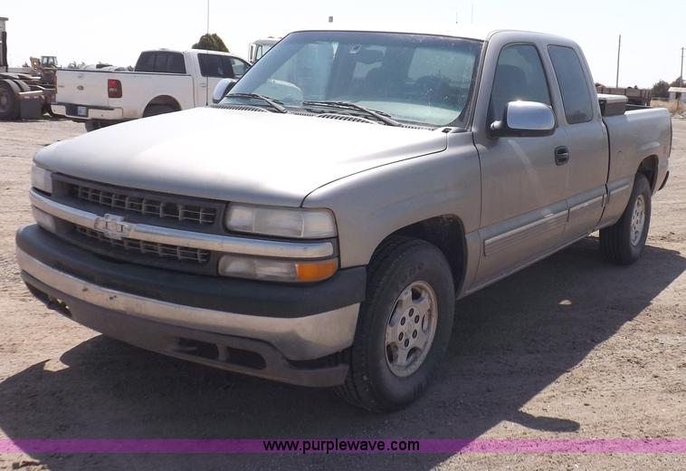 image for item H1945 2002 Chevrolet Silverado 1500 LS Ext. Cab pickup truck