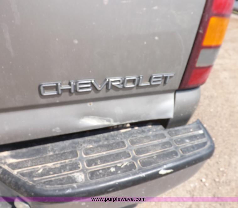 image for item H1945 2002 Chevrolet Silverado 1500 LS Ext. Cab pickup truck