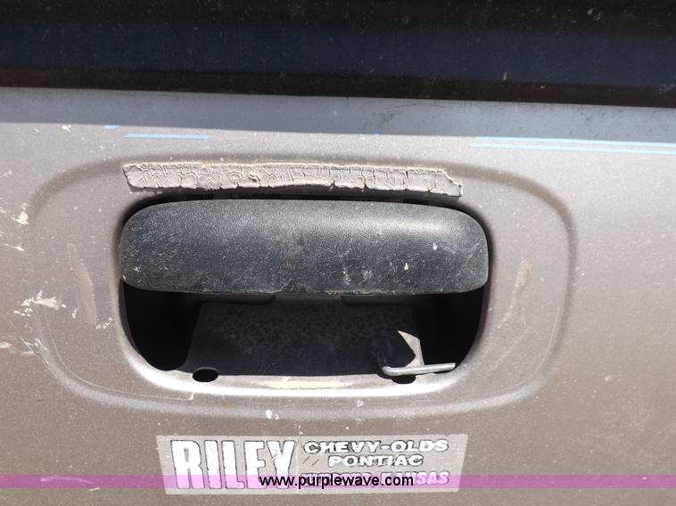 image for item H1945 2002 Chevrolet Silverado 1500 LS Ext. Cab pickup truck