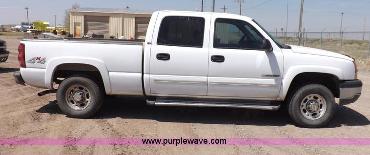 image for item H1946 2003 Chevrolet Silverado 1500HD LS Crew Cab pickup truck