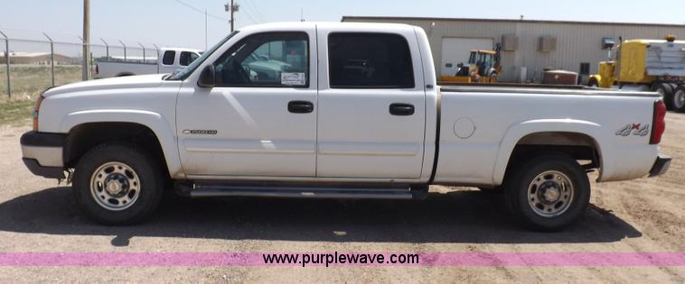 image for item H1946 2003 Chevrolet Silverado 1500HD LS Crew Cab pickup truck