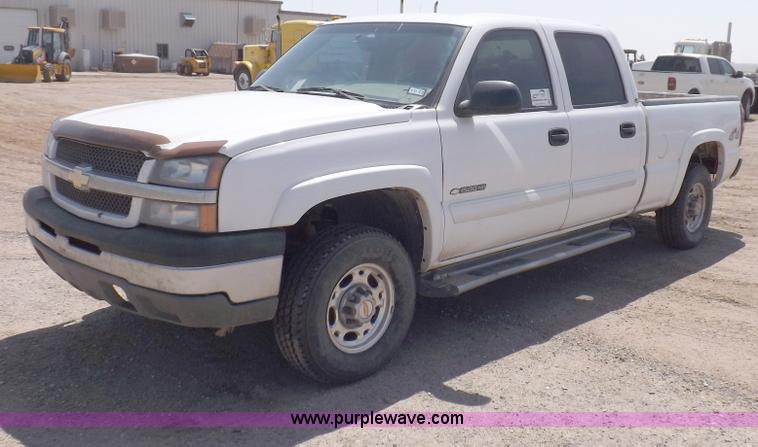 image for item H1946 2003 Chevrolet Silverado 1500HD LS Crew Cab pickup truck
