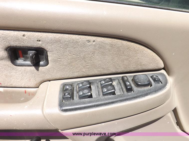 image for item H1946 2003 Chevrolet Silverado 1500HD LS Crew Cab pickup truck