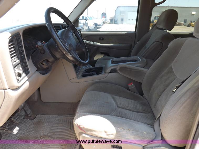 image for item H1946 2003 Chevrolet Silverado 1500HD LS Crew Cab pickup truck