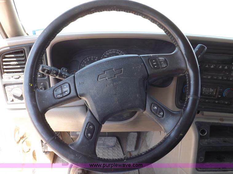 image for item H1946 2003 Chevrolet Silverado 1500HD LS Crew Cab pickup truck