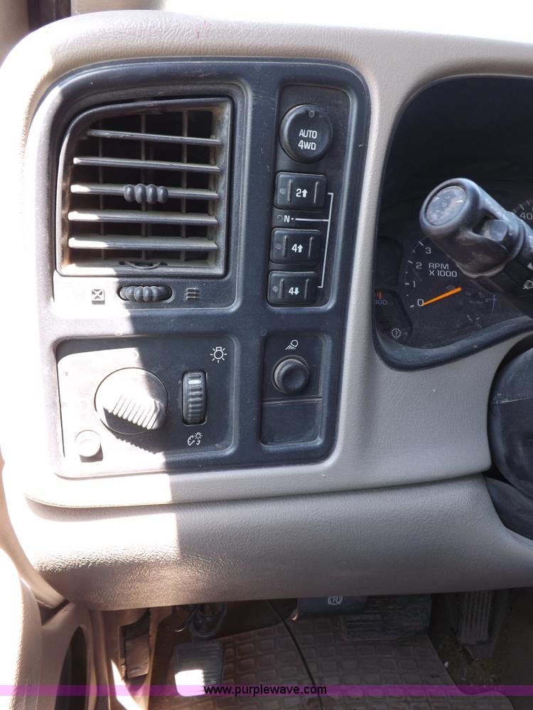 image for item H1946 2003 Chevrolet Silverado 1500HD LS Crew Cab pickup truck