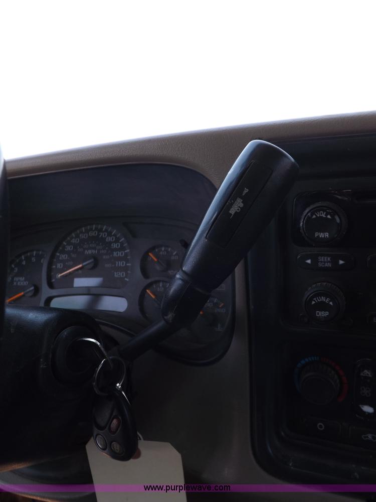 image for item H1946 2003 Chevrolet Silverado 1500HD LS Crew Cab pickup truck