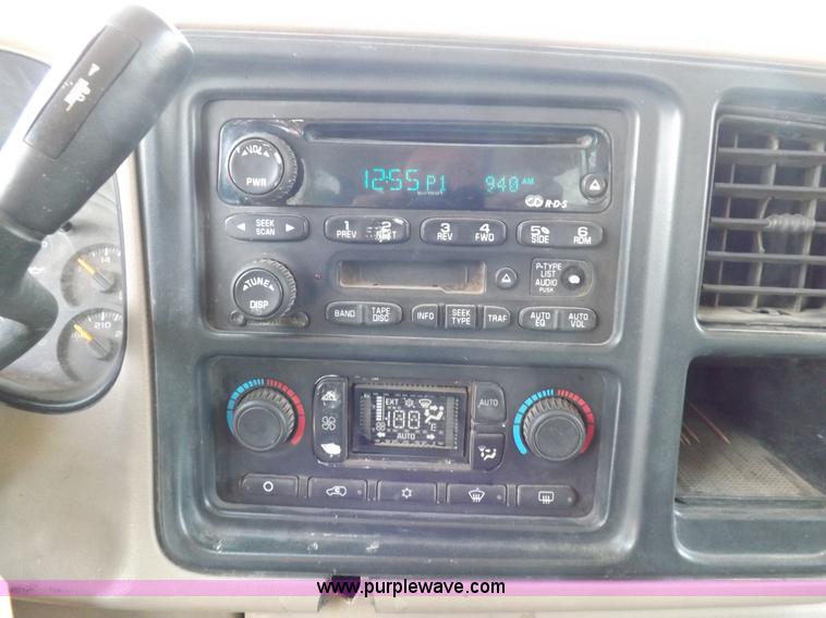 image for item H1946 2003 Chevrolet Silverado 1500HD LS Crew Cab pickup truck