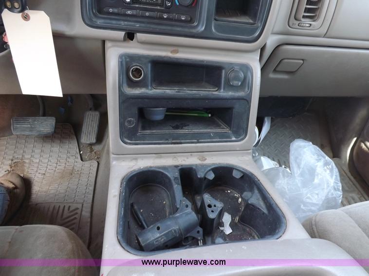 image for item H1946 2003 Chevrolet Silverado 1500HD LS Crew Cab pickup truck