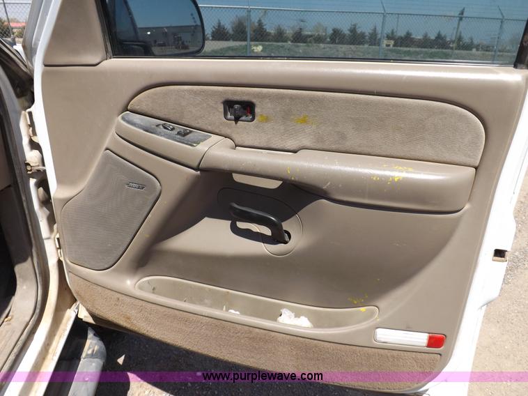 image for item H1946 2003 Chevrolet Silverado 1500HD LS Crew Cab pickup truck