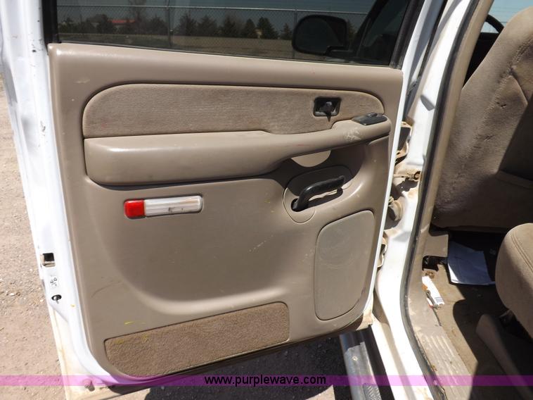 image for item H1946 2003 Chevrolet Silverado 1500HD LS Crew Cab pickup truck