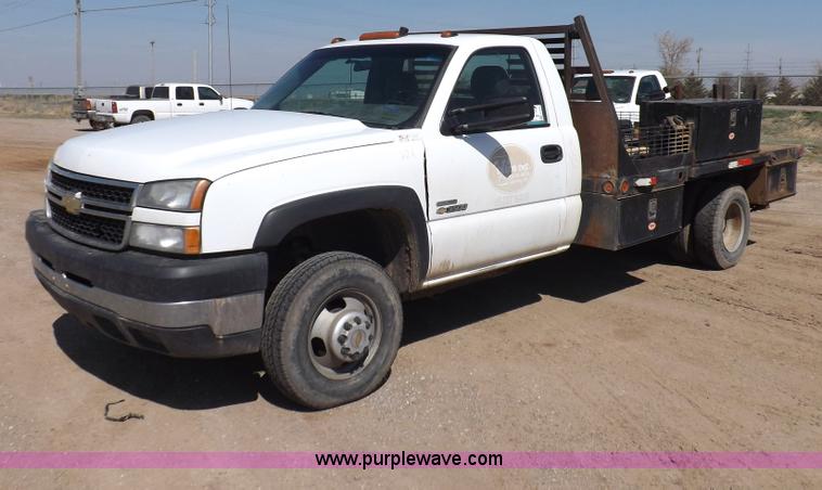 image for item H1948 2006 Chevrolet Silverado 3500 utility truck