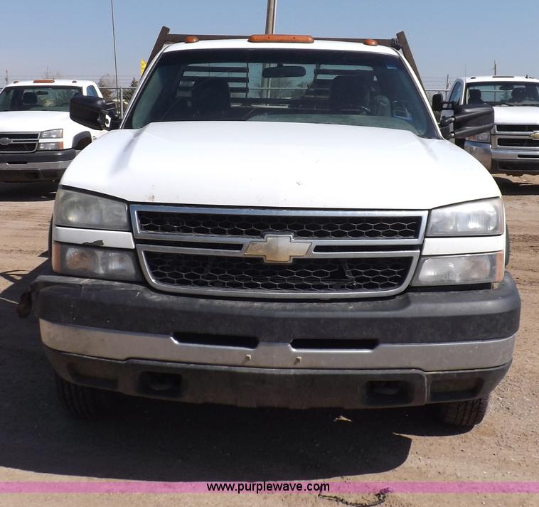 image for item H1948 2006 Chevrolet Silverado 3500 utility truck