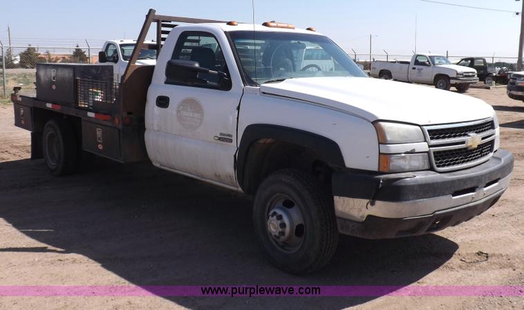 image for item H1948 2006 Chevrolet Silverado 3500 utility truck