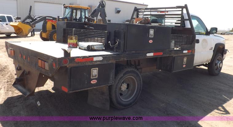 image for item H1948 2006 Chevrolet Silverado 3500 utility truck