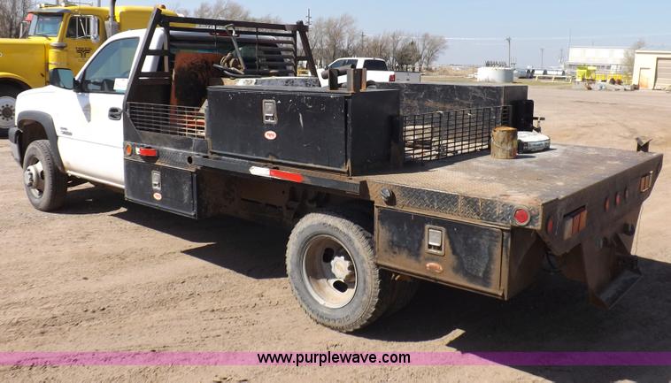 image for item H1948 2006 Chevrolet Silverado 3500 utility truck