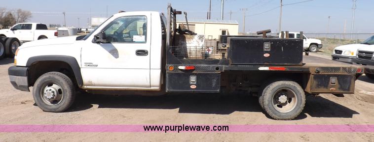 image for item H1948 2006 Chevrolet Silverado 3500 utility truck
