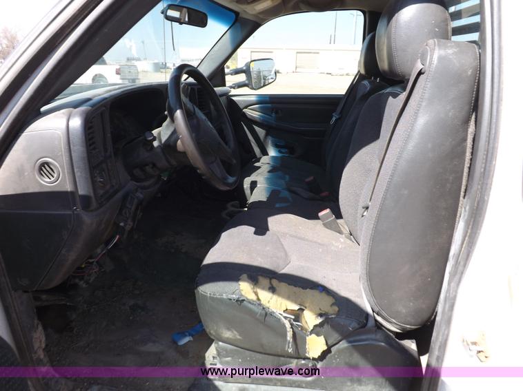 image for item H1948 2006 Chevrolet Silverado 3500 utility truck