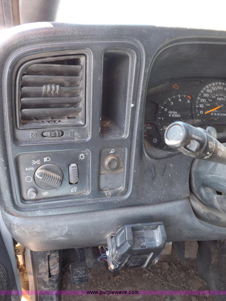 image for item H1948 2006 Chevrolet Silverado 3500 utility truck