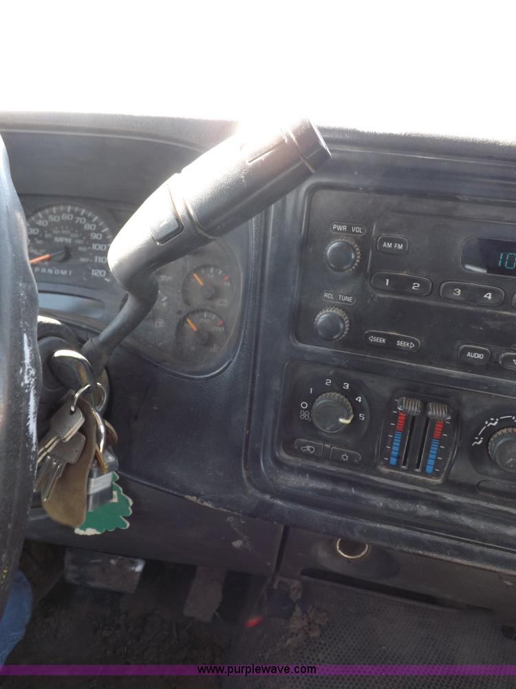 image for item H1948 2006 Chevrolet Silverado 3500 utility truck