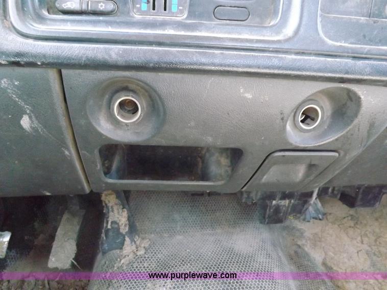 image for item H1948 2006 Chevrolet Silverado 3500 utility truck