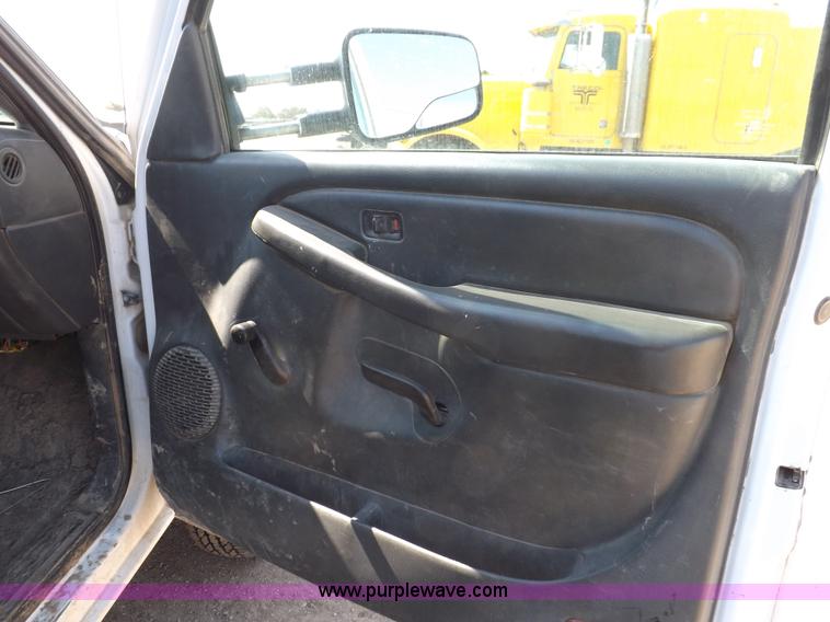 image for item H1948 2006 Chevrolet Silverado 3500 utility truck