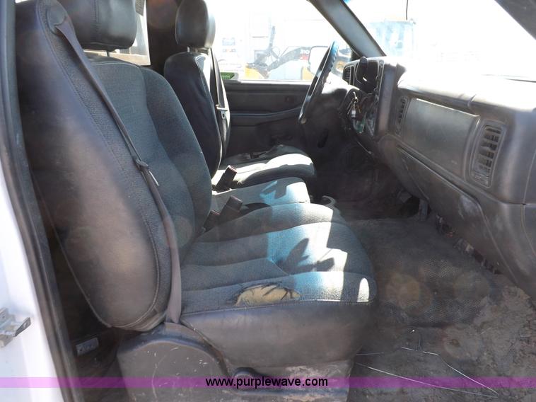 image for item H1948 2006 Chevrolet Silverado 3500 utility truck