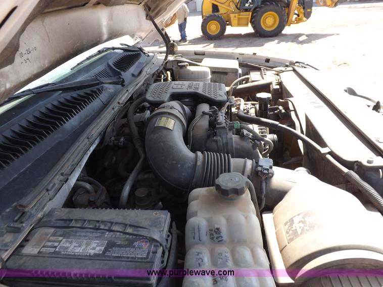 image for item H1948 2006 Chevrolet Silverado 3500 utility truck