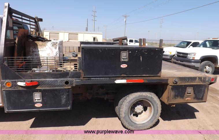 image for item H1948 2006 Chevrolet Silverado 3500 utility truck