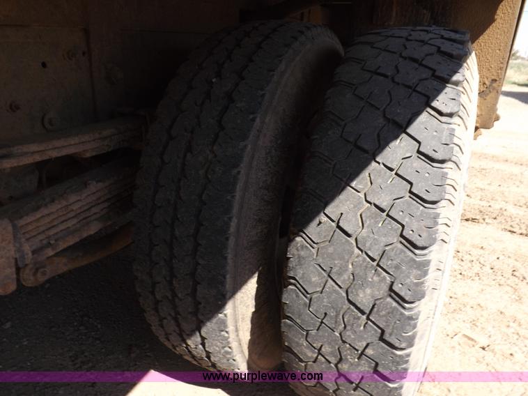 image for item H1948 2006 Chevrolet Silverado 3500 utility truck