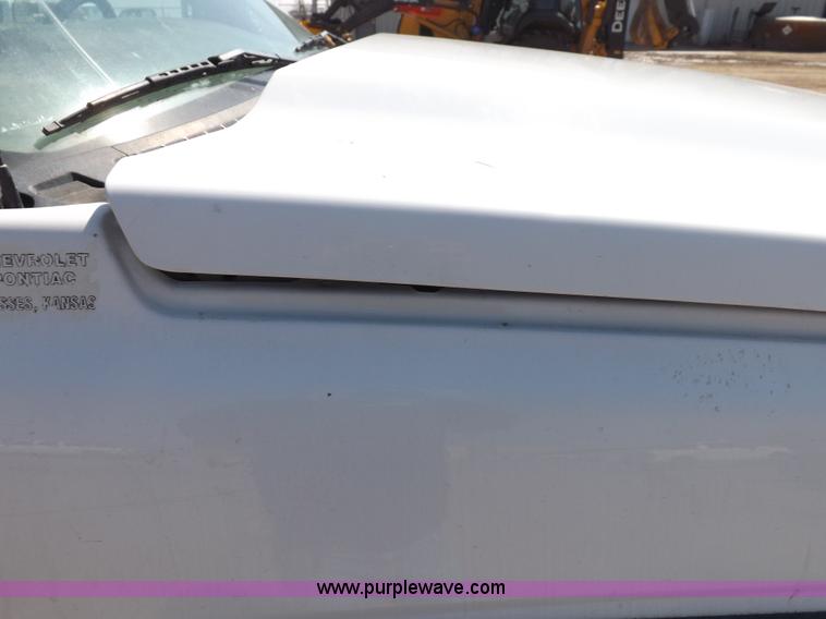 image for item H1948 2006 Chevrolet Silverado 3500 utility truck