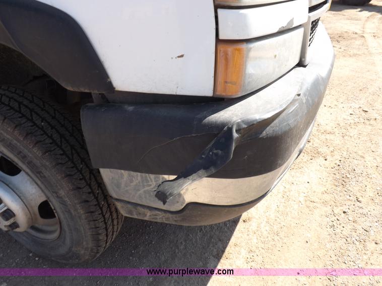 image for item H1948 2006 Chevrolet Silverado 3500 utility truck