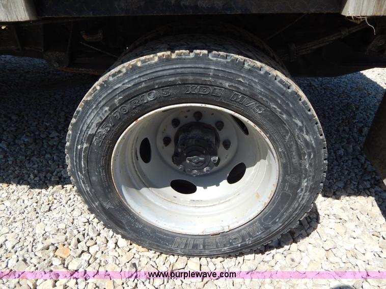 image for item H3457 1999 Ford F450 Super Duty flatbed truck