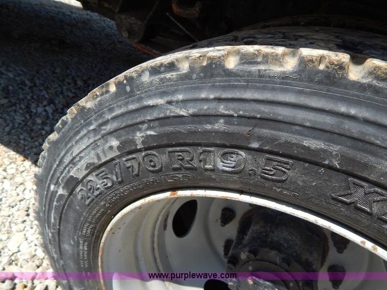 image for item H3457 1999 Ford F450 Super Duty flatbed truck