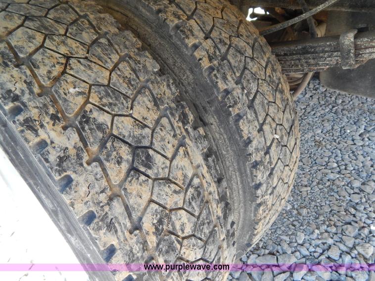 image for item H3457 1999 Ford F450 Super Duty flatbed truck