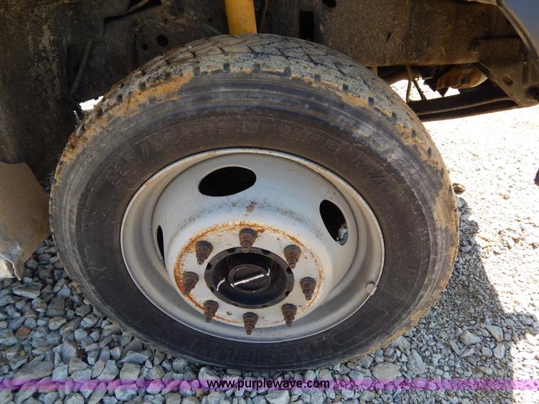 image for item H3457 1999 Ford F450 Super Duty flatbed truck