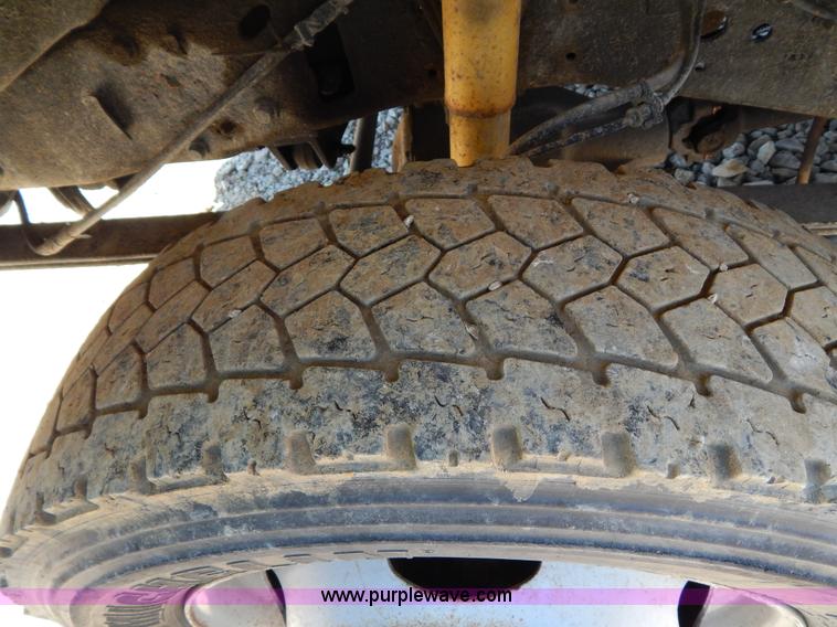 image for item H3457 1999 Ford F450 Super Duty flatbed truck