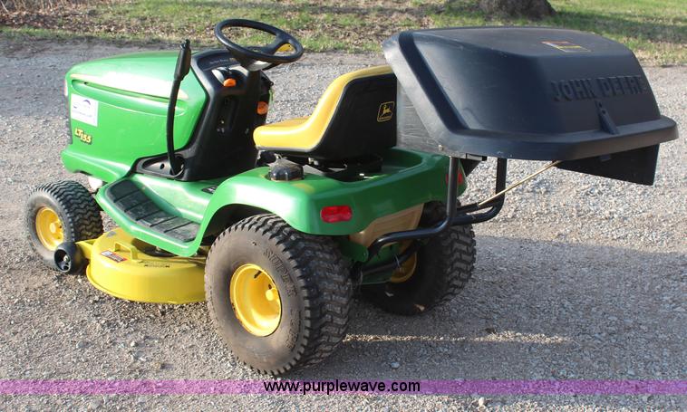 image for item H6053 1998 John Deere LT155 lawn mower