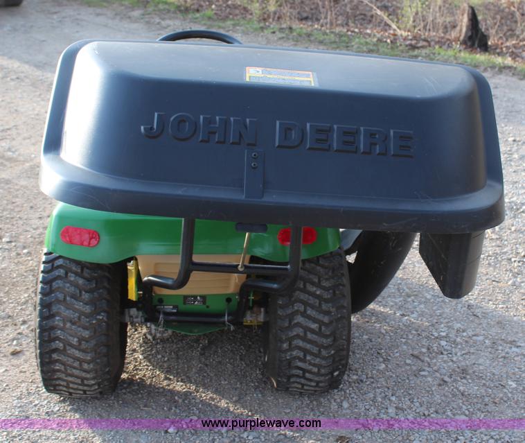 image for item H6053 1998 John Deere LT155 lawn mower