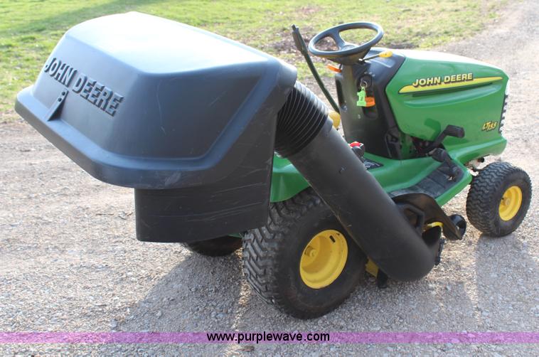 image for item H6053 1998 John Deere LT155 lawn mower