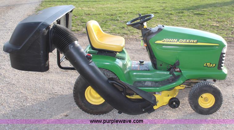 image for item H6053 1998 John Deere LT155 lawn mower