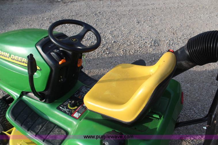 image for item H6053 1998 John Deere LT155 lawn mower