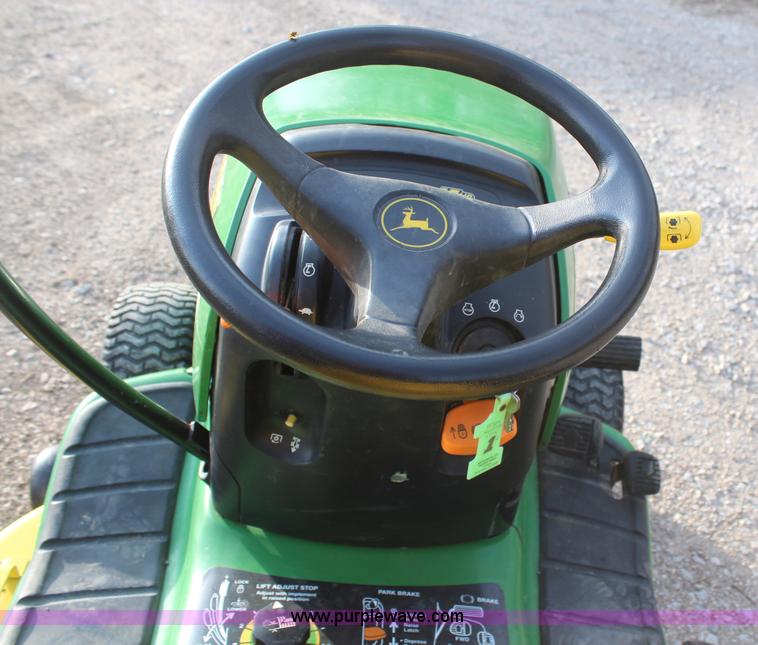 image for item H6053 1998 John Deere LT155 lawn mower