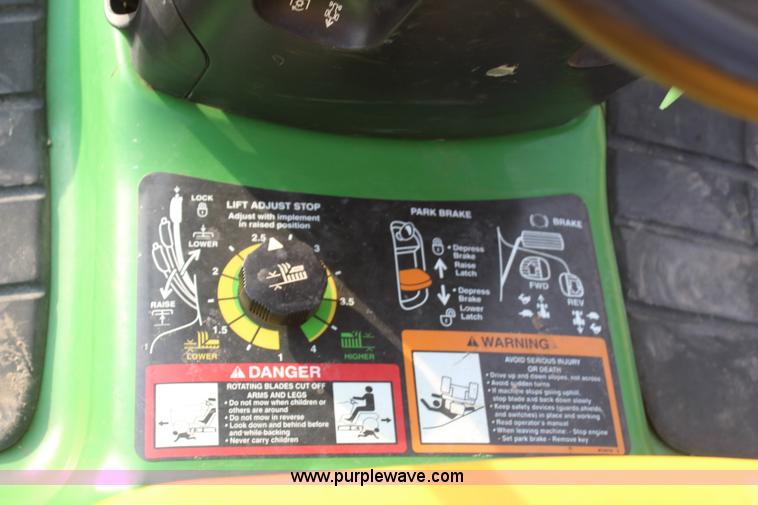 image for item H6053 1998 John Deere LT155 lawn mower