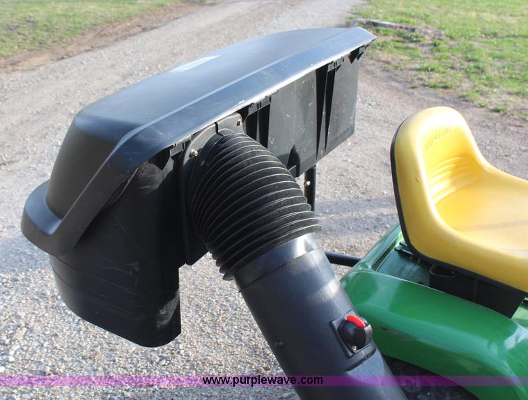 image for item H6053 1998 John Deere LT155 lawn mower