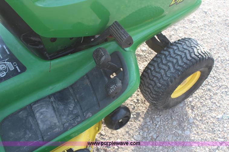 image for item H6053 1998 John Deere LT155 lawn mower