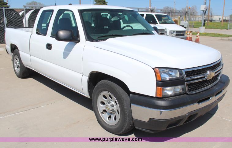 image for item H6071 2006 Chevrolet Silverado 1500 Ext. Cab pickup truck
