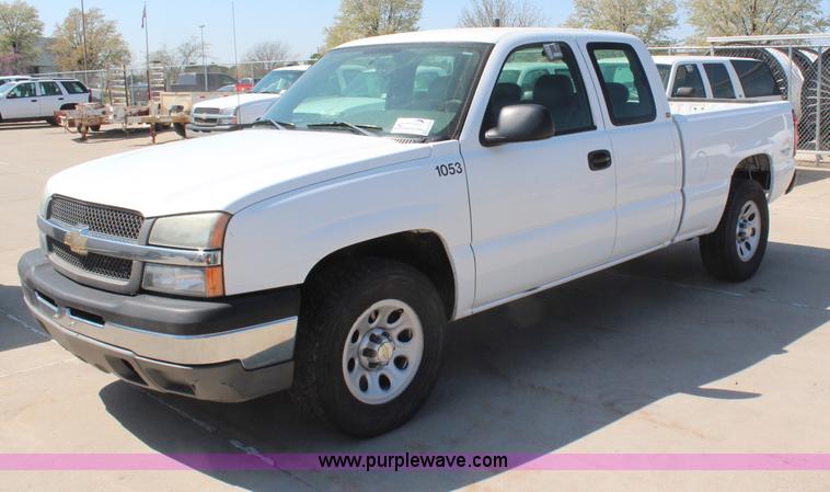image for item H6072 2005 Chevrolet Silverado 1500 Ext. Cab pickup truck