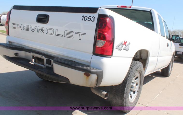 image for item H6072 2005 Chevrolet Silverado 1500 Ext. Cab pickup truck